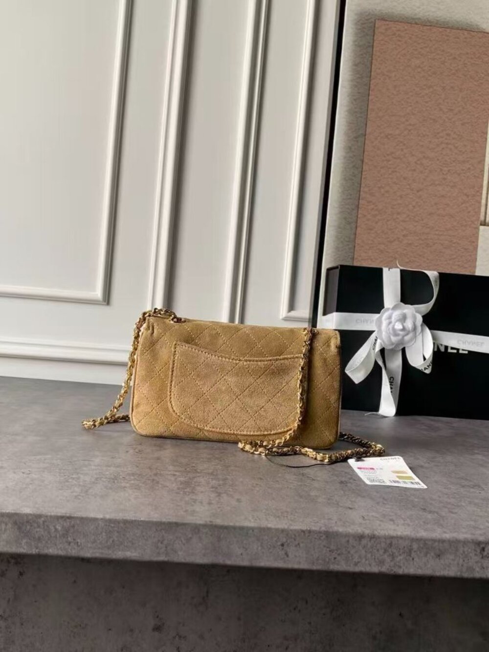 Classic CHANEL   bag: A Stylish and Versatile Choice for Elegance - Picture 5 of 6